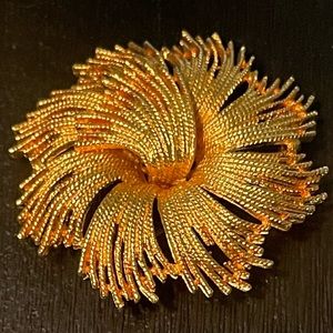 Vintage 1960s Monet Rope Flower Gold Plated Brooch Pin